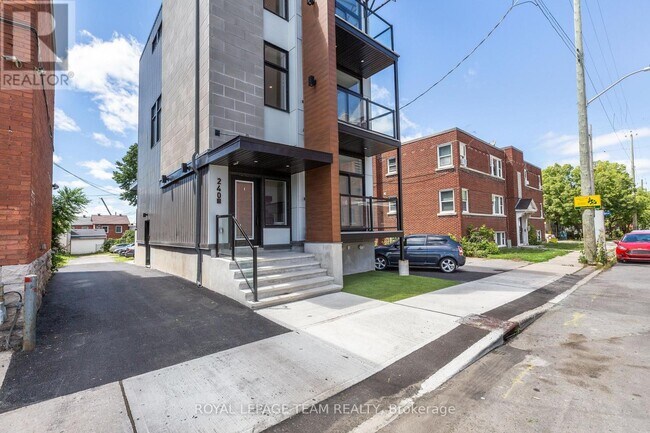 Photo du bâtiment - 240-240 Bell St N
