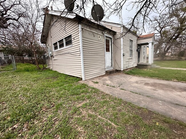 Building Photo - 4 bedroom, 1 bathroom home in Gatesville