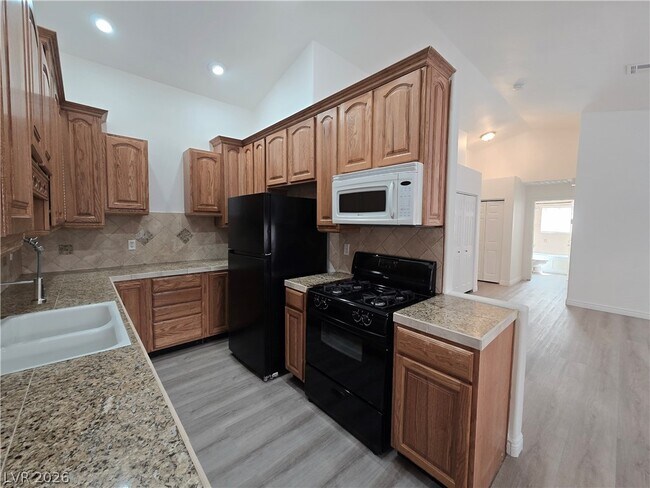 Building Photo - 1612 N Torrey Pines Dr