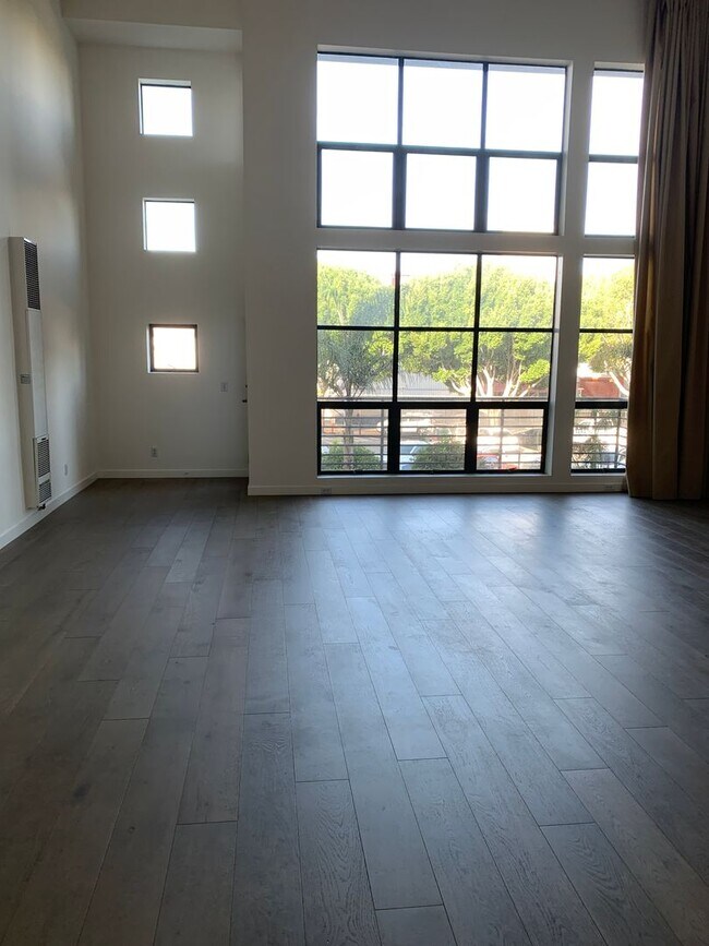 Building Photo - SPACIOUS  1.5 bath Live/Work loft with par...