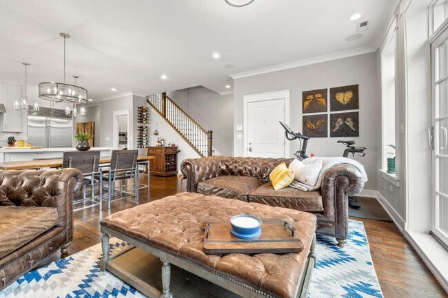 Building Photo - 3 bedroom in Chicago IL 60657