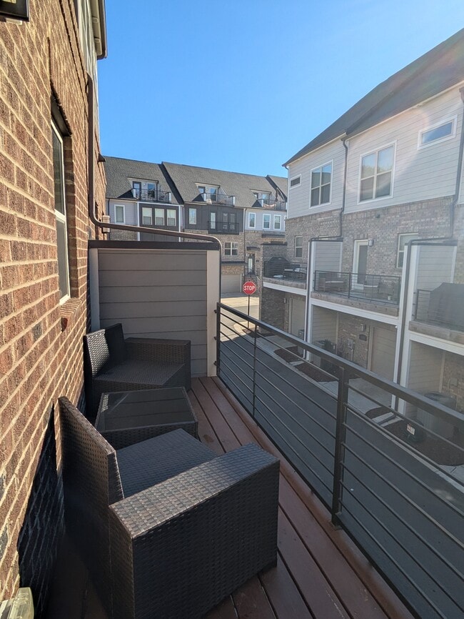 2nd floor deck - 15037 New Amsterdam Ln