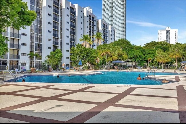 Foto del edificio - 17021 N Bay Rd