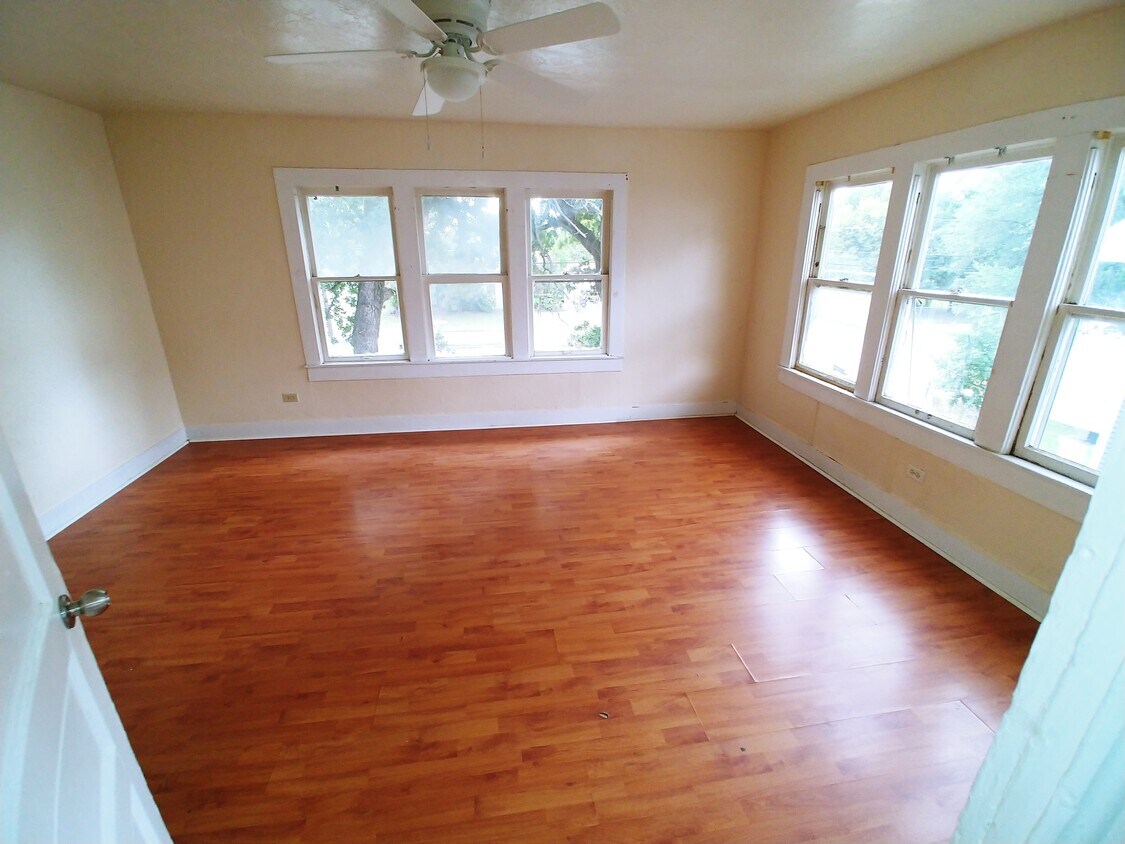 1000 samuels ave Unit 4, Fort Worth, TX 76102 1000 samuels ave Fort