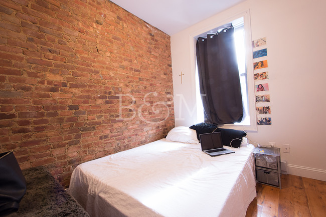 Building Photo - Cozy 3 bedroom with exposed brick in BedStuy