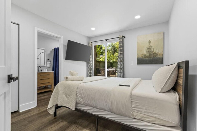 Building Photo - 822 Parkwood Ave