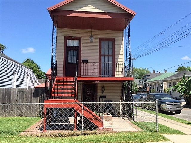 Upper Unit - 529 N Hennessey St