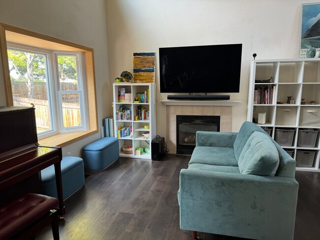 Building Photo - Stunning Home Near Waneka Lake with Modern...