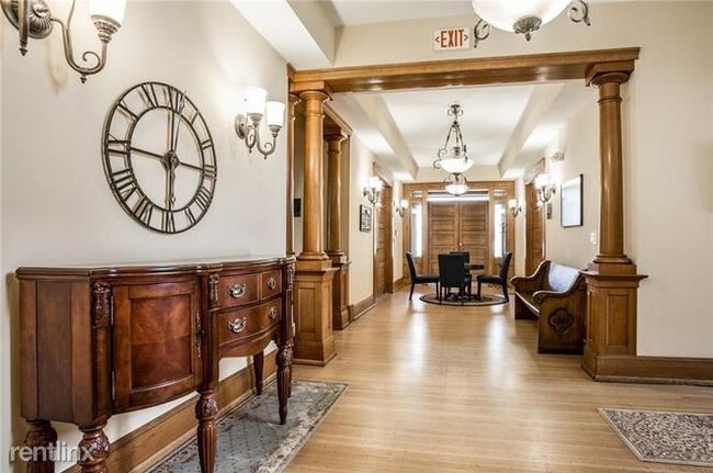 Foto del edificio - 1 br, 2 bath  - 2105 N Meridian St Unit 200
