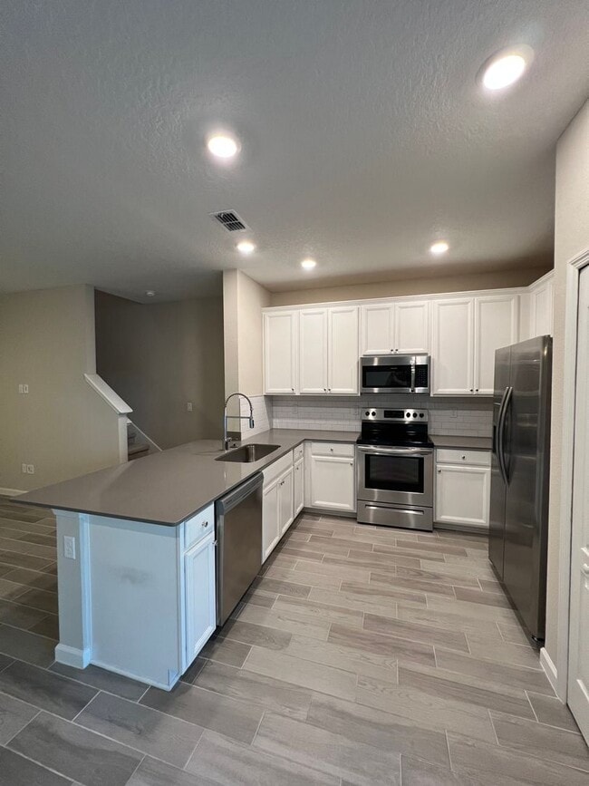Building Photo - Newer Home just Minutes from Beach and May...