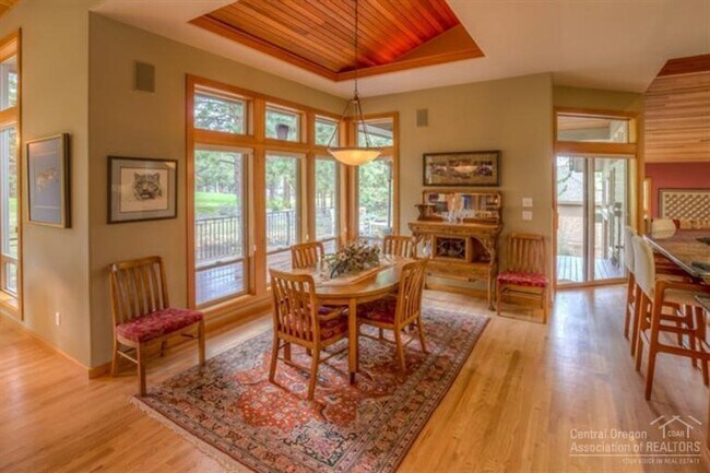 Building Photo - Gated Community in Awbrey Glen