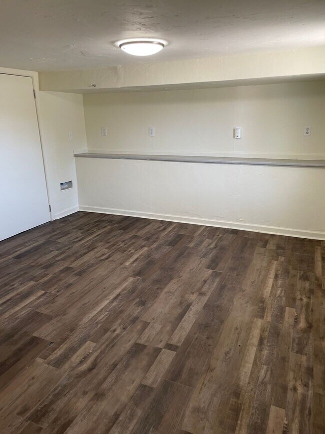 Building Photo - 4 Bedroom home Available Now!