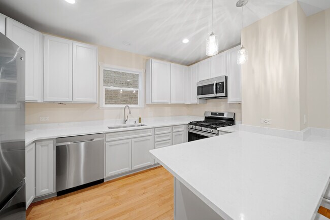 Building Photo - 5717 N McVicker Ave