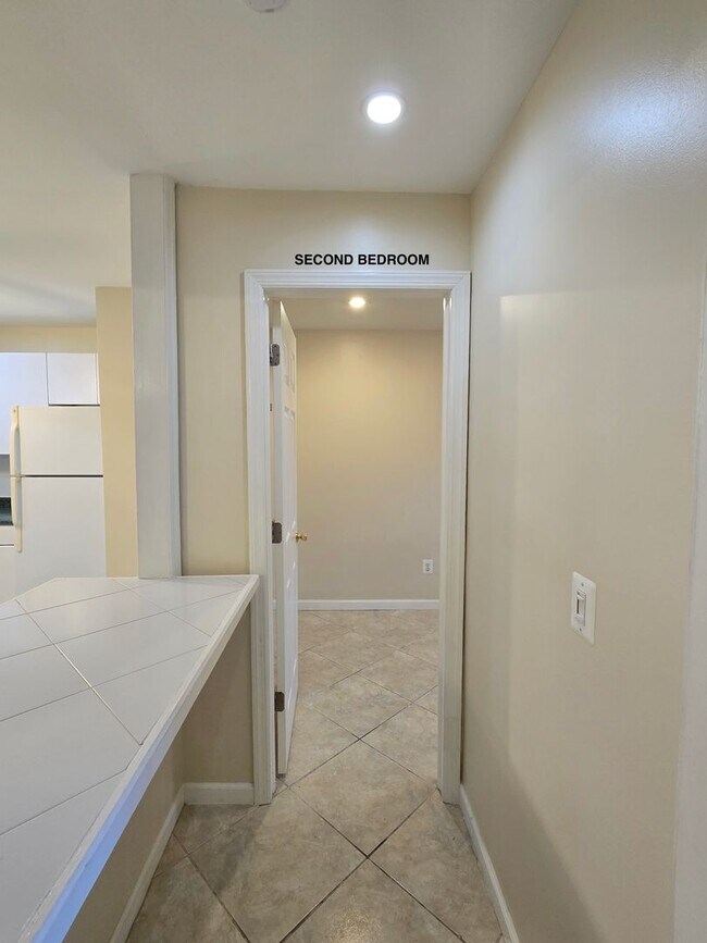 Foto del edificio - Updated and spacious garden (ground) floor apartment with 2-bedrooms & 1 full bathroom