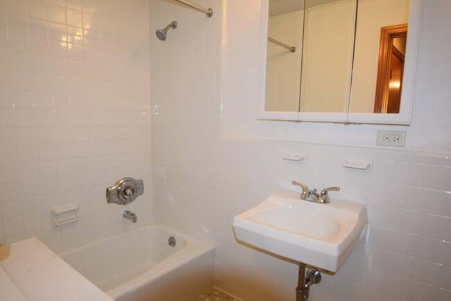 Building Photo - 174 Upper County Rd