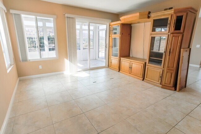Foto del edificio - 3-Bedroom Home with Sunroom, Views, and Gardener Service in Saugus!
