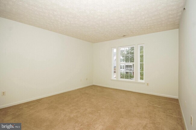 Building Photo - 1341 Greenbriar Cir