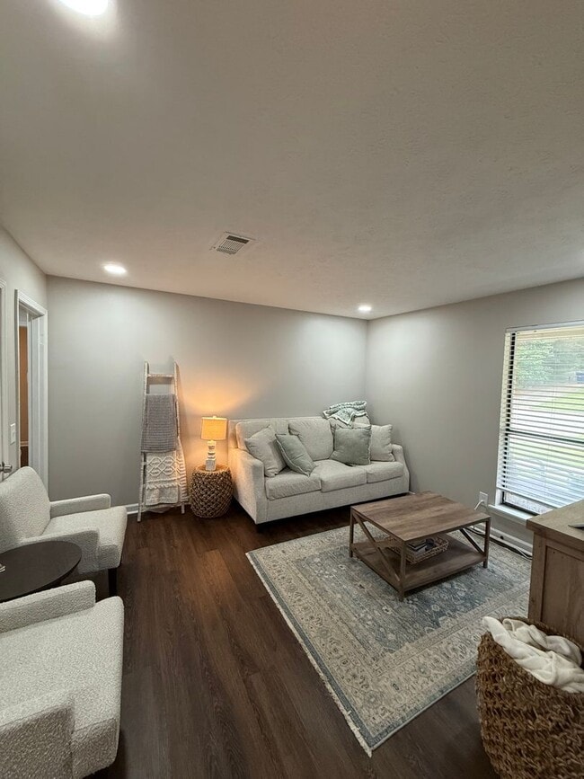 Building Photo - 1381 Hampton Dr
