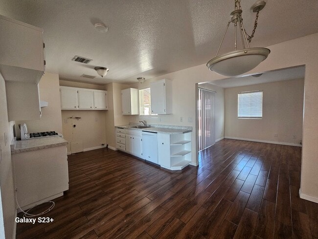 Building Photo - FRESH, CLEAN & BRIGHT 3 BED 2 BATH