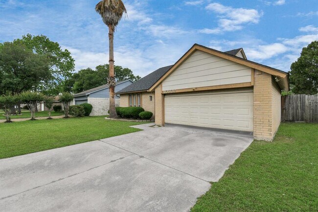 Building Photo - 10802 Fallbrook Dr