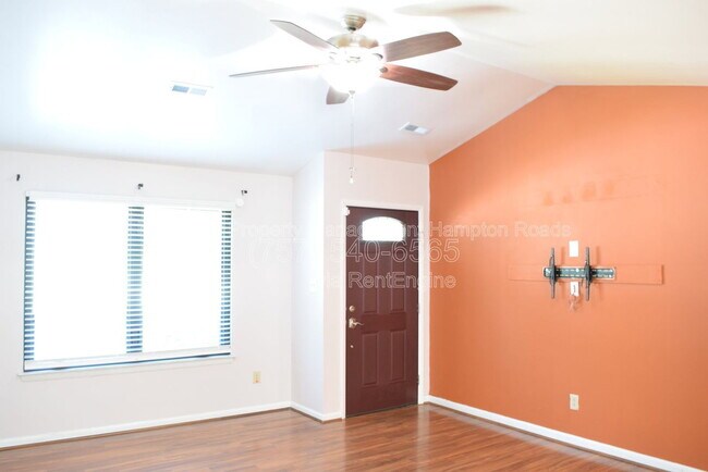 Building Photo - 826 Maywood Cir