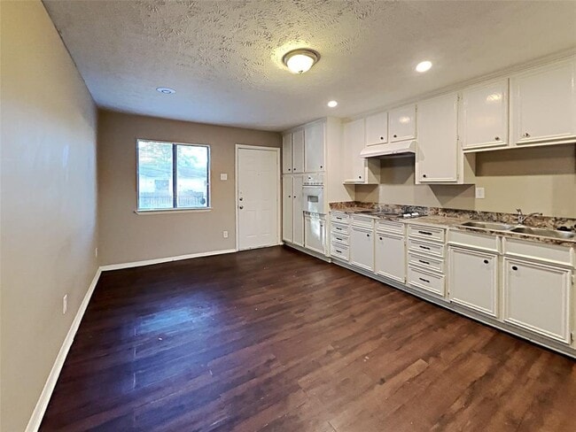 Building Photo - 14002 Edenglen Dr