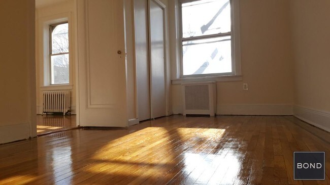 Foto del edificio - 2710 Newtown Ave
