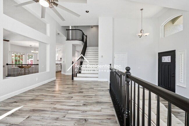 Foto del edificio - Spacious 4bd/3ba Roseville Home With Pool!