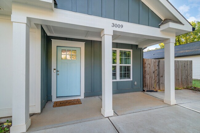 Foto del edificio - LIVE CLOSE TO THE ACTION — Modern 3-Bedroom Rental in Charlotte’s Reid Park!