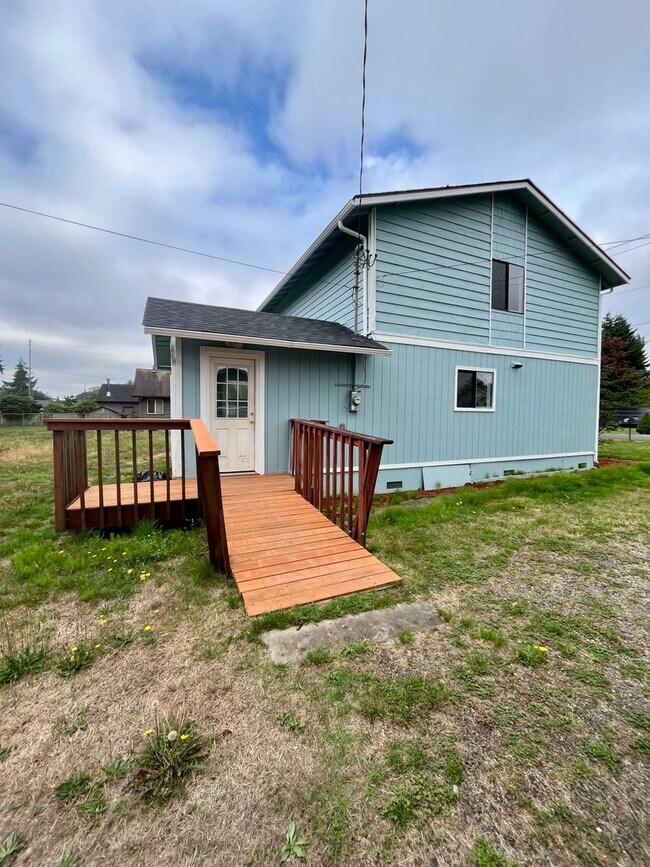 Foto del edificio - Large 4bd 1ba Home