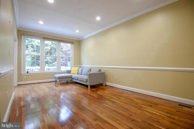 Foto del edificio - 9404 Regency Crest Dr