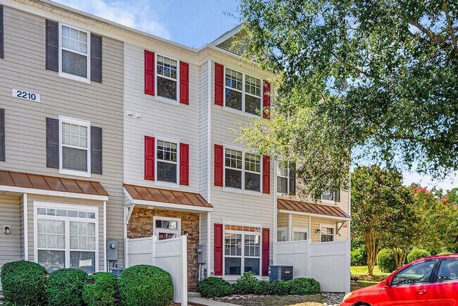 Foto del edificio - 2210 Valley Edge Dr