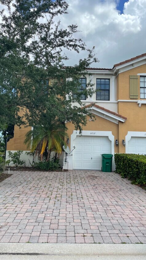 Foto principal - 1717 SW Umbria St
