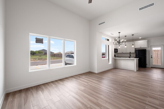 Sala de estar de concepto abierto - 3601 Hidalgo Cir