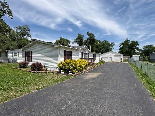 Building Photo - 824 Forrest Ave