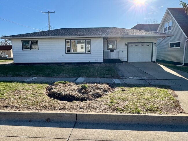 Building Photo - 910 4th Ave