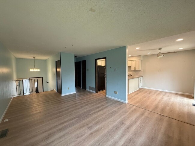 Building Photo - Updated Townhome in Coon Rapids!!  3bed/2bath