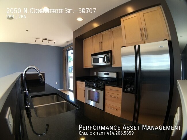 Foto del edificio - Stunning 2BED+DEN/2BATH Lower Eastside Condo