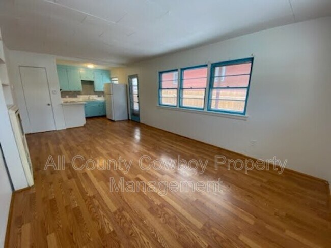 Building Photo - 1530 E Kearney St
