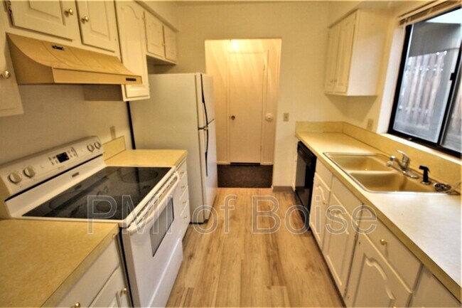 Foto del edificio - 7201 W Amity Rd