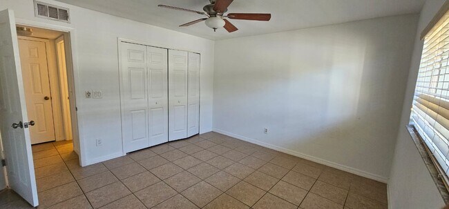 Foto del edificio - 1429 Cape Coral Pky W