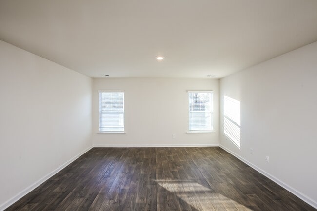 Building Photo - 1217 Lakeshore Dr