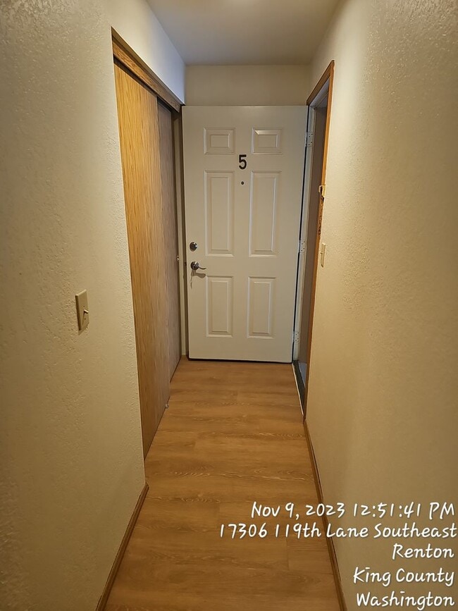 Building Photo - Renton condo for rent - 2 bedroom 1 bathro...