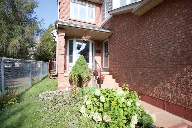 Building Photo - IMMACULATE 3-BDRM BOWMANVILLE TOWNHOUSE FO...
