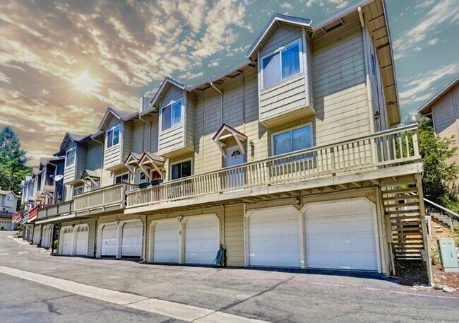 Building Photo - OAK RIDGE VILLAGE CONDO