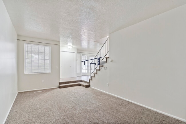 Building Photo - 281 W Pheasantbrook Dr