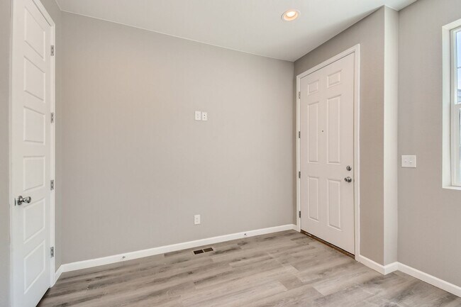 Building Photo - Spacious Townhome Near Edgewater!