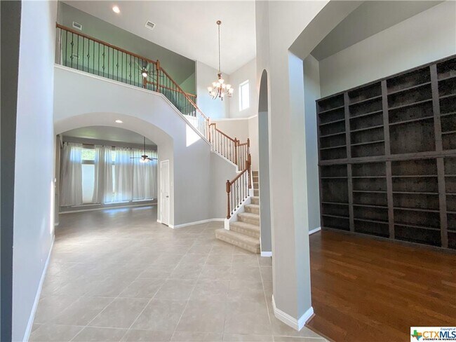 Building Photo - 302 Oak Cove