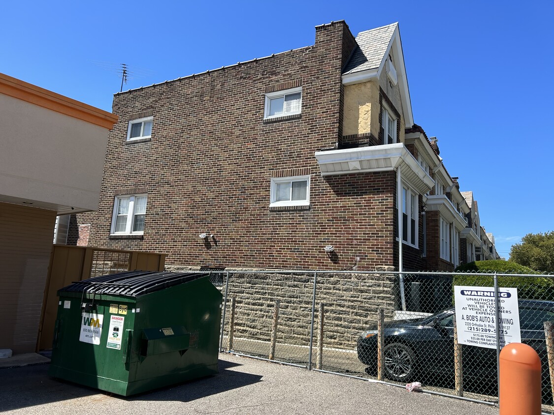 Building Photo - 3234 Fanshawe St