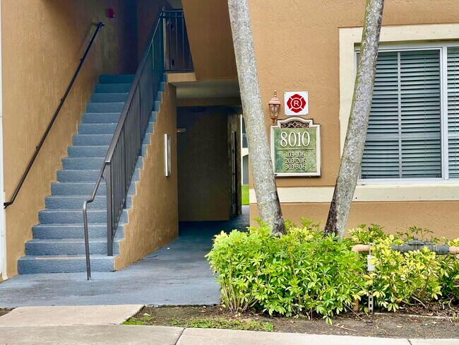 Building Photo - 8010 N Nob Hill Rd